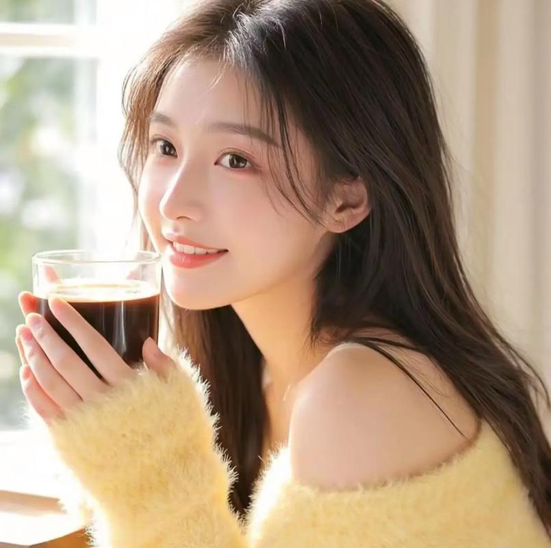 SUV悬在山坡两人危在旦夕 十几人拉绳作保险